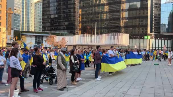 ウクライナ バンクーバー ラリーと3月16 2022アートギャラリーウクライナ人や他の国籍はロシアのテロに対して通りに出た16 2022カナダ バンクーバー — ストック動画