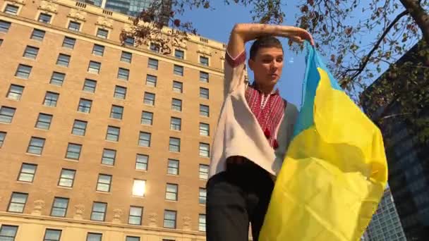 Giovane Ucraino Alza Alla Manifestazione Che Tiene Bandiera Dell Ucraina — Video Stock