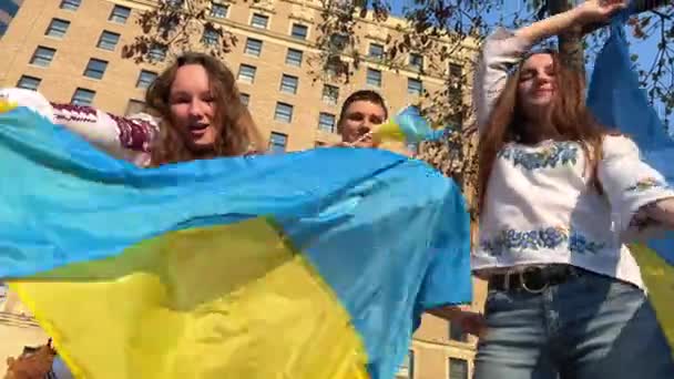 Ukrayna Bayraklı Iki Kız Bir Adam Ukrayna Bayrağı Sallıyor Ukrayna — Stok video