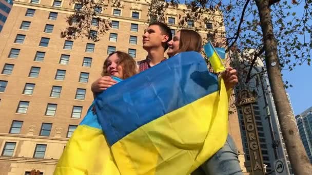 Две Девушки Один Парень Вышитой Национальной Одежде Украинскими Флагами Размахивая — стоковое видео