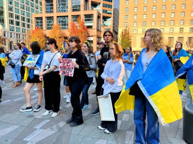 Ukrayna Vancouver mitinginin savunucuları onuruna 16 Ekim 2022 Ukrayna Sanat Galerisi ve diğer uluslar 16.10.2022 Kanada Vancouver 'a karşı sokaklara döküldü.