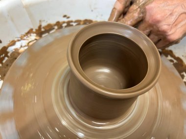 Çömlekçi çarkları yemek ve seramik ürünleri şekillendirmek için kullanılan bir araçtır. Ürünlerin şeklini değiştirmek için döner durağanlık kullanılır. Üretken kadınların elleri mutfak nesnesi oluşturur.