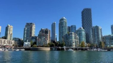 Granville Adası yarımadası ve Vancouver BC Fairview bölgesinde alışveriş bölgesi. Vancouver 'ın karşısından Vancouver şehir merkezinden Granville Caddesi Köprüsü' nün güney ucunda 09.2022 Kanada.