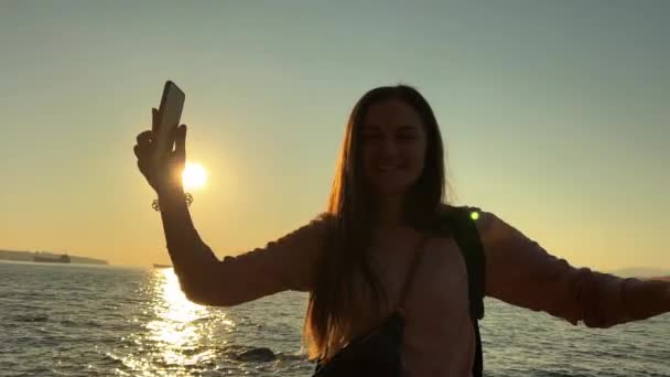 一位快乐的年轻女性用手机拍了一张澳大利亚维多利亚州的 十二使徒 海岩的照片 高质量的4K镜头 — 图库视频影像