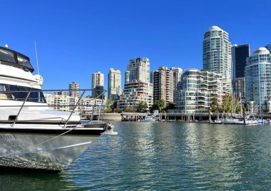 Granville Adası yarımadası ve Vancouver BC Fairview bölgesinde alışveriş bölgesi. Vancouver 'ın karşısından Vancouver şehir merkezinden Granville Caddesi Köprüsü' nün güney ucunda 09.2022 Kanada.