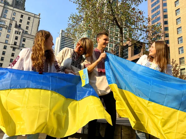 Українці Ванкувері Організовують Мітинги Підтримку України Людей Різного Віку Українському — стокове фото