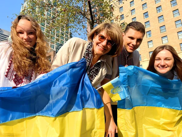 Ucranianos Vancouver Reúnem Apoio Ucrânia Pessoas Diferentes Idades Roupas Nacionais — Fotografia de Stock