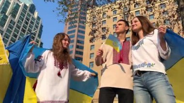 Ukrayna ve Rusya savaşı ağlayan üç çocuk Kanada 'ya gitmek için Ukrayna' dan ayrıldı. Ailelerine dönmelerini bekliyorlar. Rusya 'daki Ukrayna bayrağı ve terörizm özgürlüğü.