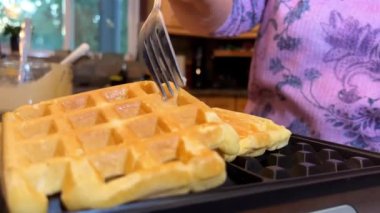 Waffle kalıplarında gözleme pişirmek, waffle ızgarasına sıvı hamur koymak, kız diyet hamurdan kahvaltı krepleri hazırlıyor.