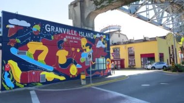 Granville Adası yarımadası ve Vancouver BC Fairview bölgesinde alışveriş bölgesi. Vancouver 'ın karşısından Vancouver şehir merkezinden Granville Caddesi Köprüsü' nün güney ucunda 09.2022 Kanada.