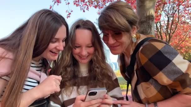 Drie Vrouwen Van Verschillende Leeftijden Meisje Tiener Jaar Oud Vrouw — Stockvideo