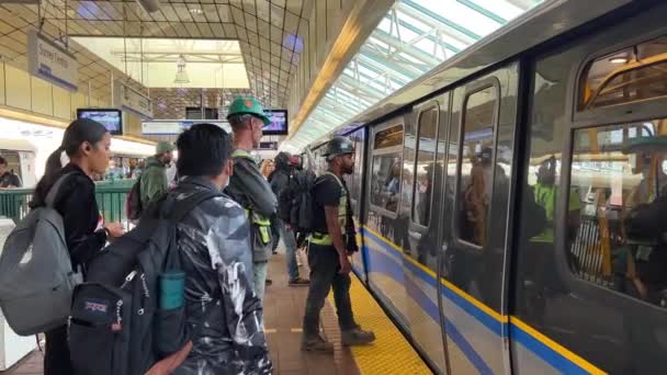 Skytrain Blue Line Surrey Vancouver Surrey Estación Central Plataforma Del — Vídeos de Stock