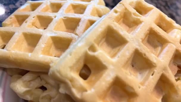 Wafelpannenkoeken Koken Wafelschimmels Het Vloeibare Deeg Een Wafelijzer Doen Koken — Stockvideo