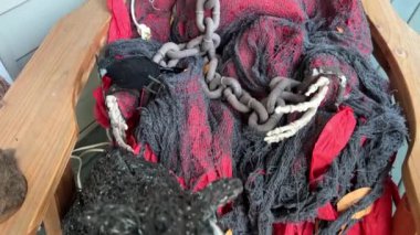 Evdeki cadılar bayramı süsleri verandada asılı duruyor. Balkabağı İskeletleri, Kemikleri ve Asılmış Adamları tanıtıyorlar. Vancouver Özel Cadılar Bayramı Kutlamaları.