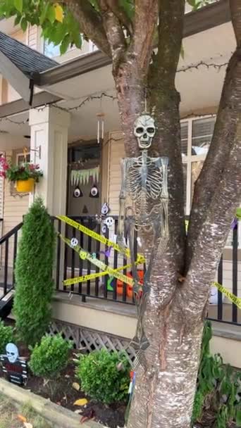 Decoraciones Halloween Casa Brujas Colgadas Porche Presentamos Esqueletos Calabaza Huesos — Vídeo de stock