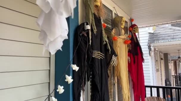 Decoraciones Halloween Casa Brujas Colgadas Porche Presentamos Esqueletos Calabaza Huesos — Vídeos de Stock
