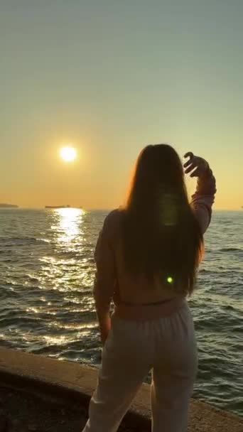 Sırtı Kameraya Dönük Genç Bir Kadın Uzun Saçlarını Kaldırıp Pasifik — Stok video