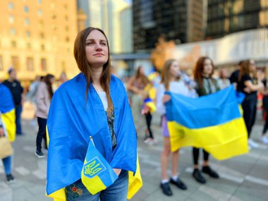 Ukrayna Vancouver mitinginin savunucuları onuruna 16 Ekim 2022 Ukrayna Sanat Galerisi ve diğer uluslar 16.10.2022 Kanada Vancouver 'a karşı sokaklara döküldü.