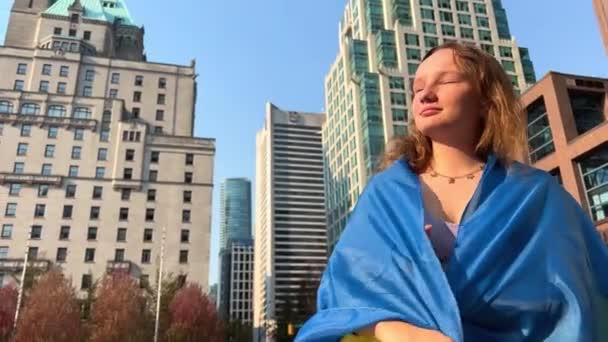Jeune Adolescente Ukrainienne Dans Une Chemise Brodée Elle Ombre Sur — Video
