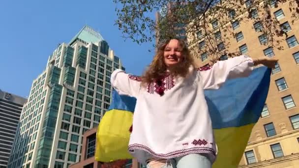 Teenager Kryje Fotoaparát Vlajkou Blikající Žluté Modré Vyšívané Ukrajinské Tričko — Stock video