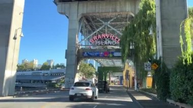 Granville Adası yarımadası ve Vancouver BC Fairview bölgesinde alışveriş bölgesi. Vancouver 'ın karşısından Vancouver şehir merkezinden Granville Caddesi Köprüsü' nün güney ucunda 09.2022 Kanada.
