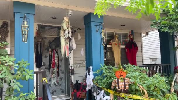Evdeki Cadılar Bayramı Süsleri Verandada Asılı Duruyor Balkabağı Skeletleri Kemikleri — Stok video