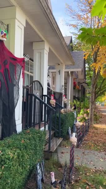 Casas Halloween Otoño Decoradas Antes Las Vacaciones Cámara Filma Lentamente — Vídeo de stock