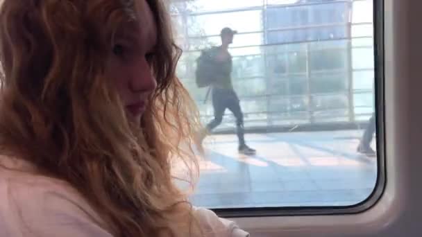 Europäerin Mit Blonden Langen Haaren Weißem Hemd Fährt Einem Skytrain — Stockvideo