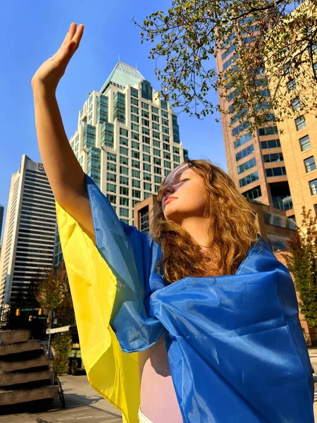 Молодая Украинская Девочка Подросток Вышитой Рубашке Тенью Лице Стоит Флагом — стоковое фото