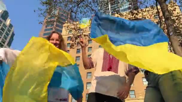 Ära Till Ukraina Ära Till Hjältarna Tonåring Håller Flaggan Ukraina — Stockvideo