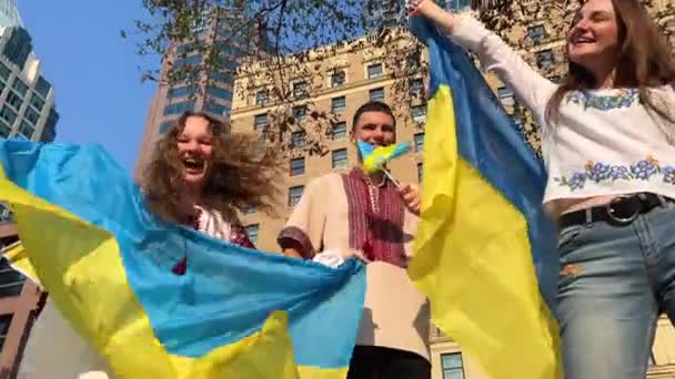 Gloria Ucrania Gloria Los Héroes Adolescente Sostiene Bandera Ucrania Están — Vídeo de stock