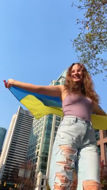 Teenager Kryje Fotoaparát Vlajkou Blikající Žluté Modré Vyšívané Ukrajinské Tričko — Stock video