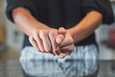 Dezenfektanla el silmek. Evde el temizliği. Elleri siliyorum..