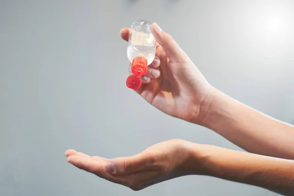 Ellerini sterilize et. Dezenfekte ediliyor. cep el dezenfektanı.