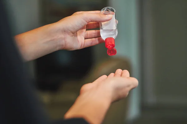 Evde elleri sterilize ediyorum. Dezenfekte ediliyor. cep boyutu dezenfektanı.