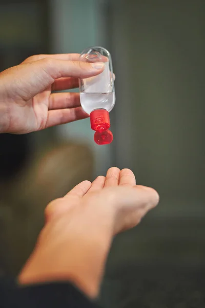 Evde elleri sterilize ediyorum. Dezenfekte ediliyor. cep boyutu dezenfektanı.
