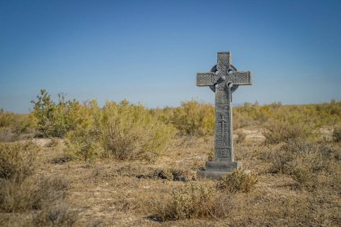 Çölde Kelt taşı haçı