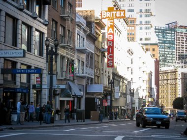 Şehir merkezindeki ticari bir bölgeye bakıyorum.