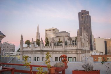 Şehir merkezi alacakaranlıkta ufuk çizgisi