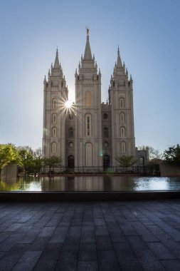 Mormon Salt Lake Tapınağı 'nın tepesinde güneş ışığı var.