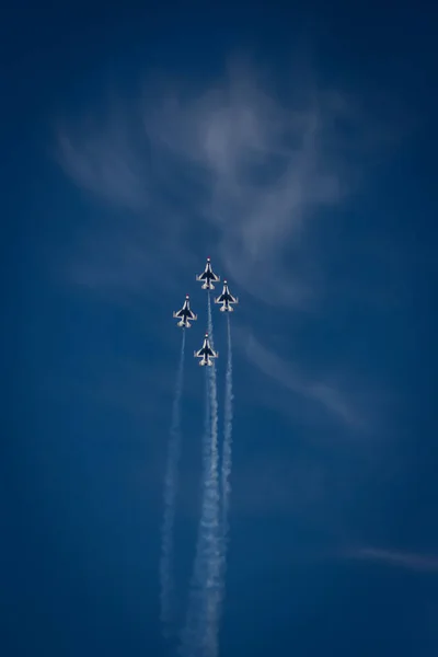 提供空中演示的美国雷鸟 — 图库照片