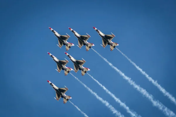Birleşik Devletler Thunderbird 'leri hava gösterisi yapıyor