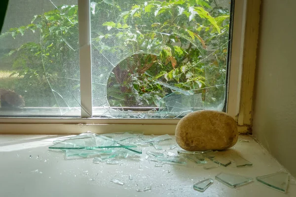 Ein Stein Der Durch Ein Fenster Geworfen Wurde — Stockfoto