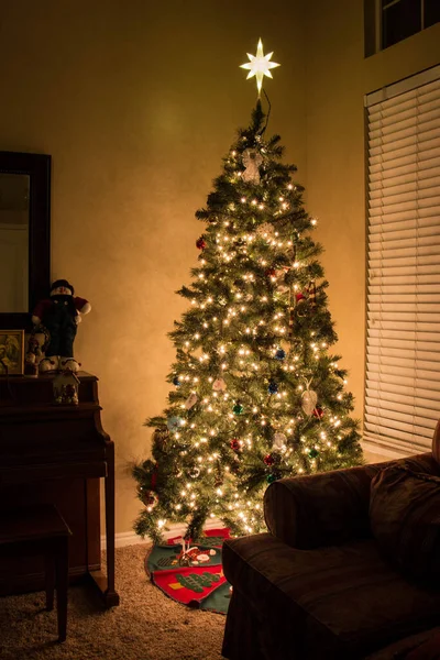 Christmas Tree Lit Dark Room — Stock Photo, Image