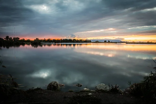 Una Hermosa Puesta Sol Reflejada Lago — Foto de Stock
