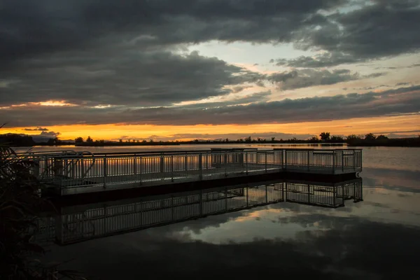 Красивый Закат Над Озером Причалом — стоковое фото