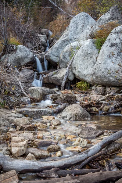 岩を流れる川の長時間の露出 — ストック写真