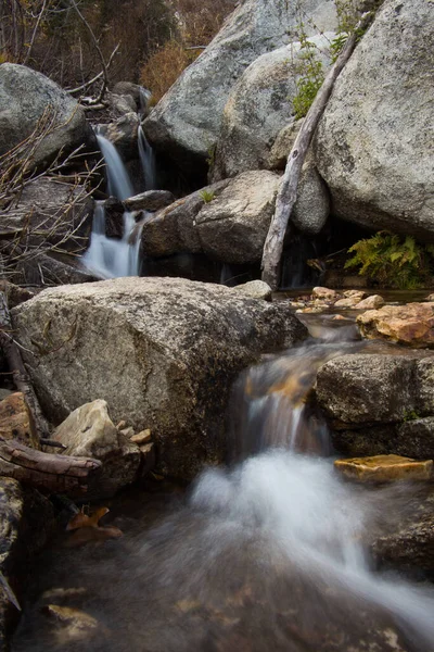 岩を流れる川の長時間の露出 — ストック写真