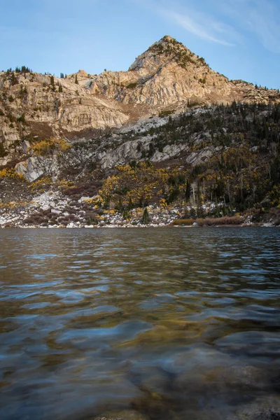 山頂の下の山の湖 — ストック写真