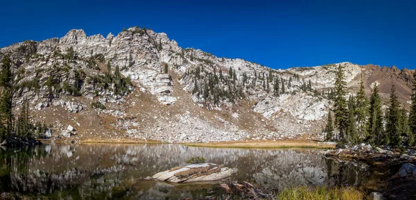 Panoramisch Uitzicht Een Meer Met Een Berg Achtergrond — Stockfoto